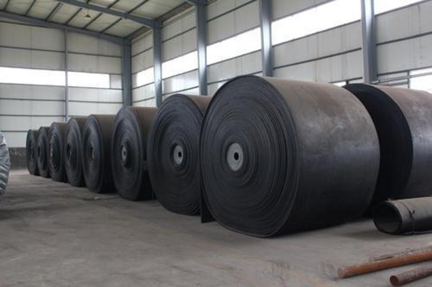 What type of rubber belt is used in conveyor belts?